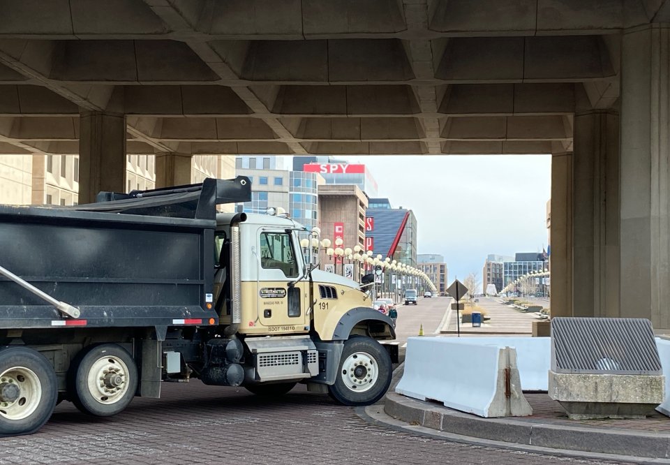 Velké nákladní vozy jsou rozmístěné po městě a slouží jako barikády pro všechny vjezdy, kterými by se někdo mohl přiblížit ke Kapitolu. Foto: Jana Ciglerová, Deník N