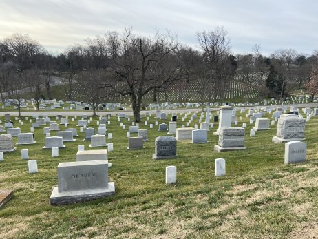 Hřbitov ve washingtonském Arlingtonu je místem, kde jsou pohřbeni například John F. Kennedy, Robert Kennedy nebo soudkyně Ruth Bader Ginsburgová a padlí vojáci. Foto: Jana Ciglerová, Deník N