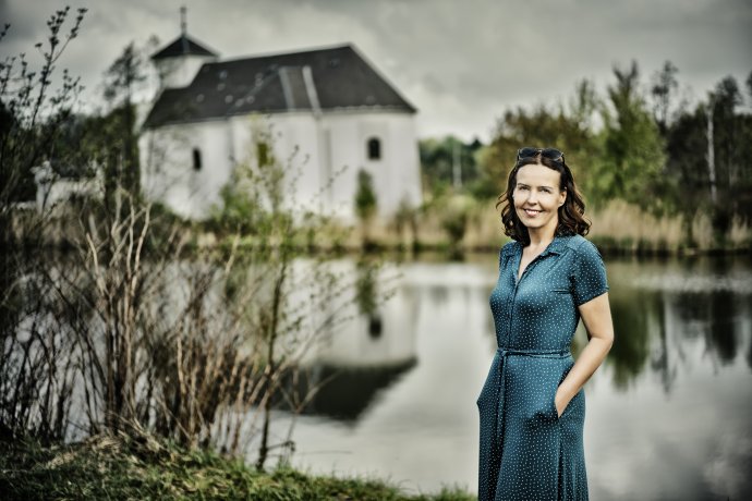 Karin Lednická u „svého“ šikmého kostela. Foto: Josef Horázný