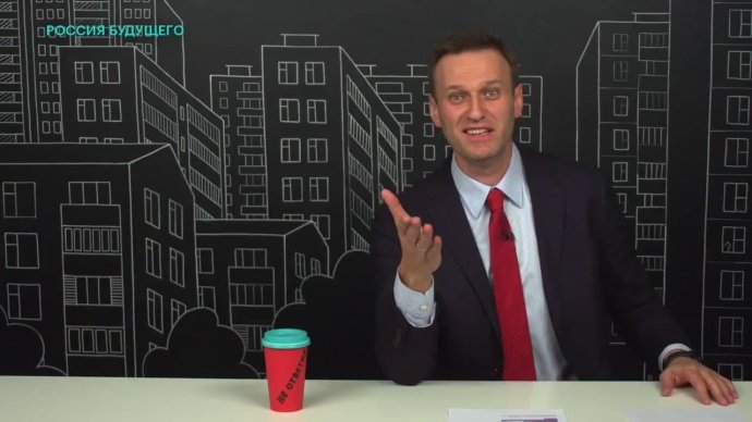 Nejznámější Putinův ruský oponent, politik Alexej Navalnyj, nerad dával rozhovory novinářům. Vystupoval často sám ve svých pořadech, které si režíroval, psdal si pro ně scénáře a také si je moderoval. Nebyl týmový hráč, ale rozený lídr. Reprofoto Navalného kanál na YouTube