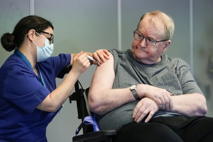 Svein Andersen, první Nor, který byl – 27. prosince 2020 – očkován vakcínou proti koronaviru. Ilustrační foto: ČTK / NTB / AP