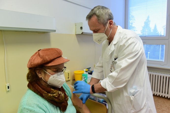 V očkovacím centru Fakultní nemocnice v Olomouci pokračovalo 18. ledna 2021 očkování seniorů starších 80 let. Na snímku je paní Emílie Janková. Foto: ČTK