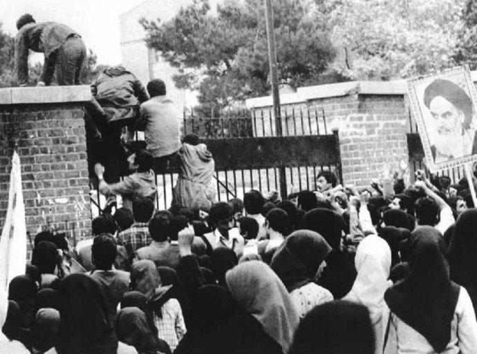 Útok na americkou ambasádu v íránském Teheránu 4. listopadu 1979. Foto: autor neznámý, public domain