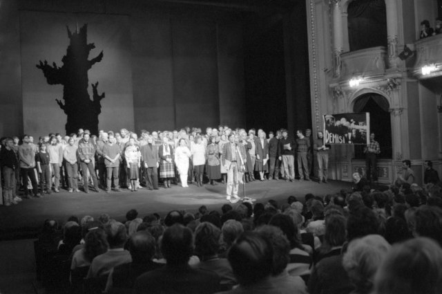 Divadlo na Vinohradech stávkuje v listopadu 1989. Namísto toho debatují s diváky. Foto: Zuzana Humpalová, ČTK