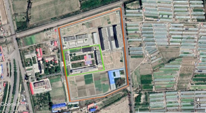 Nová věznice Qarabura na severu města Ghuldža. Zeleně vyznačený je původní areál zařízení (k roku 2015), když ještě bylo léčebnou pro narkomany; oranžová vyznačuje nynější vězeňský areál, z většiny rozšířený v letech 2017–2019. Foto: květen 2020, Google Earth