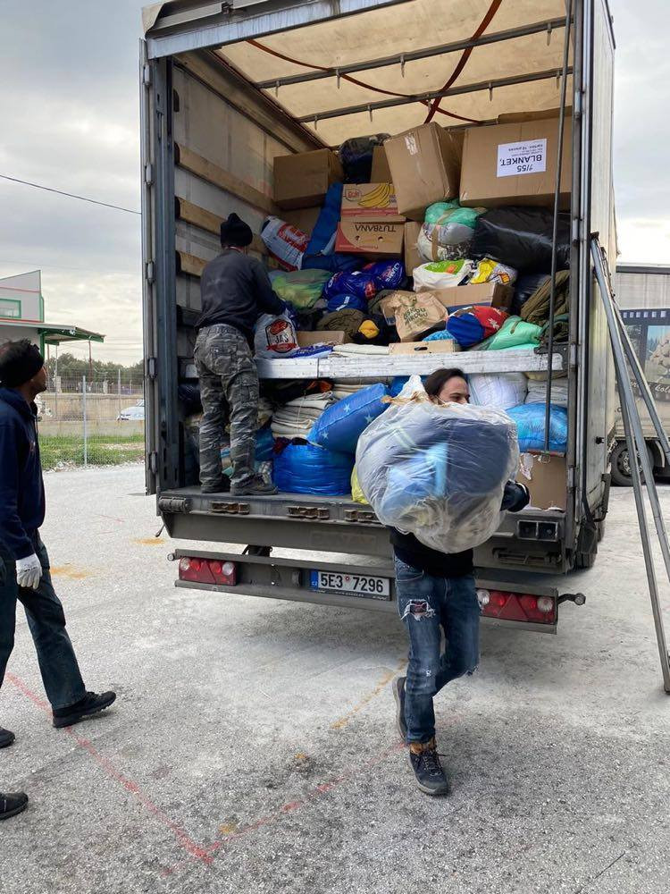 Především stany, plachty, teplé deky a gumáky, které přivezl český kamión na ostrov Lesbos, budou ihned rozdány uprchlíkům v táboře Moria. Zdroj: Stavros Mirogiannis