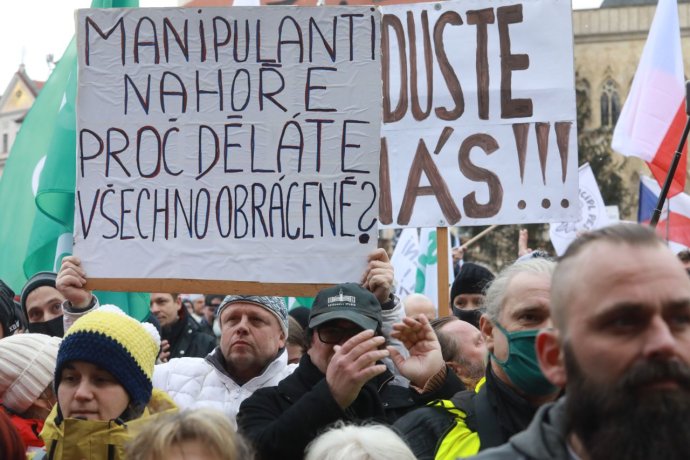 Demonstrace proti pandemickým opatřením na Staroměstském náměstí. Foto: Ludvík Hradilek, Deník N