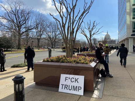 Někdo z lidí, kteří nemají rádi bývalého prezidenta Trumpa, si odložil transparent na zem. Budova Kapitolu je patrná vzadu. Foto: Jana Ciglerová, Deník N