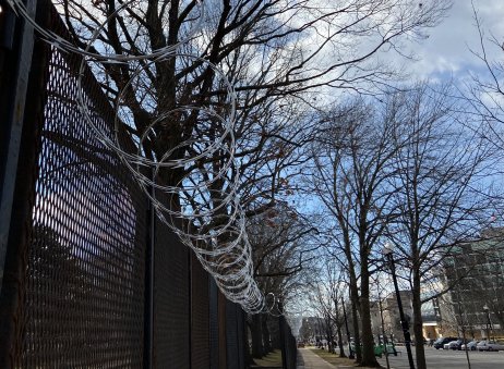 Ostnatý drát na plotě kolem Kapitolu. Foto: Jana Ciglerová, Deník N