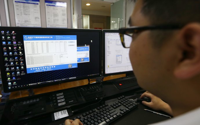 Softwarový inženýr Čang vyrazil na novoroční volno s rodinou, zato bez pracovního počítače. Následoval vyhazov a soud. Přesto je to dobrá zpráva. Ilustrační foto: Oriental Image, Reuters