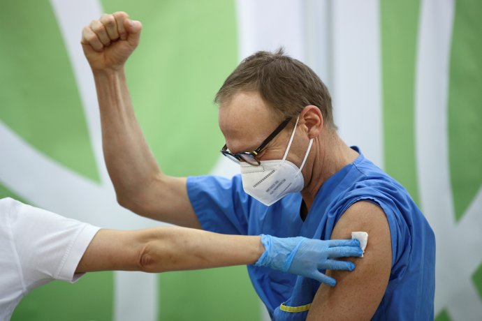 Rakouský infektolog Christoph Wenisch, primář infekčního oddělení vídeňské Kliniky Favoriten. Na konci ledna se jako jeden z prvních nechal naočkovat proti covidu-19. Podle něj je plošné očkování klíčové pro návrat k normalitě. Foto: Lisi Niesner, Reuters / picturedesk.com