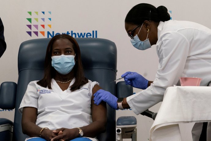 Jedním z důvodů, proč byla jako vůbec první Američanka očkována černošská zdravotní sestra Sandra Lindsayová, byla i obecná nedůvěra Afroameričanů ve vakcinaci. New York, 4. ledna 2021. Foto: Mark Lennihan, Reuters