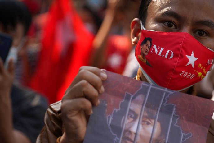 Příznivce pučem svržené strany NLD drží transparent s fotkou Aun Schan Su Ťij: protest proti uchvácení moci armádou před myanmarskou ambasádou v Bangkoku, 1. února 2021. Foto: Athit Perawongmetha, Reuters