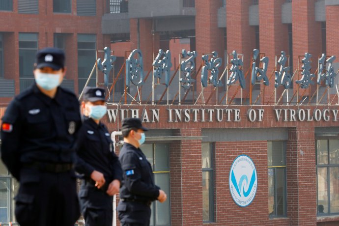 Stráže před Wuchanským institutem virologie vyčkávají na příjezd vyšetřovatelů WHO: 3. února 2021, Wu-chan. Foto: Thomas Peter, Reuters