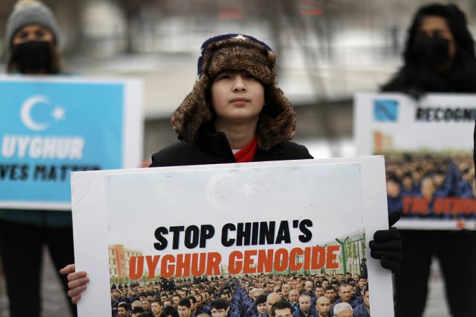 Dvanáctiletý Umer Džan na demonstraci před kanadskou ambasádou ve Washingtonu, která se konala před hlasováním kanadského parlamentu o tom, zda represe v Sin-ťiangu prohlásit za genocidu. Foto: Leah Millis, Reuters