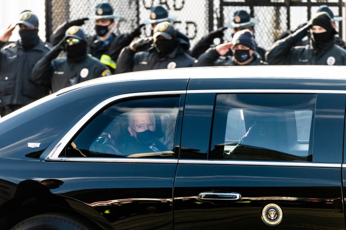 Joe Biden v prezidentském voze těsně po inauguraci. Prvním krokem v Bílém domě byl podpis k přihlášení USA k Pařížské dohodě. Foto: Ana Chamorrová, Bílý dům