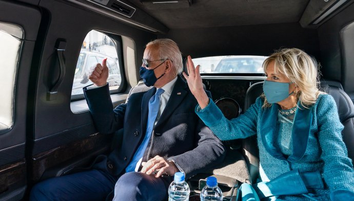 Jill Bidenová a Joe Biden v prezidentském voze. Doprava je v USA hlavním zdrojem skleníkových plynů. Biden chce, aby Američané přešli na elektrická auta. Foto: Adam Schultz, Bílý dům