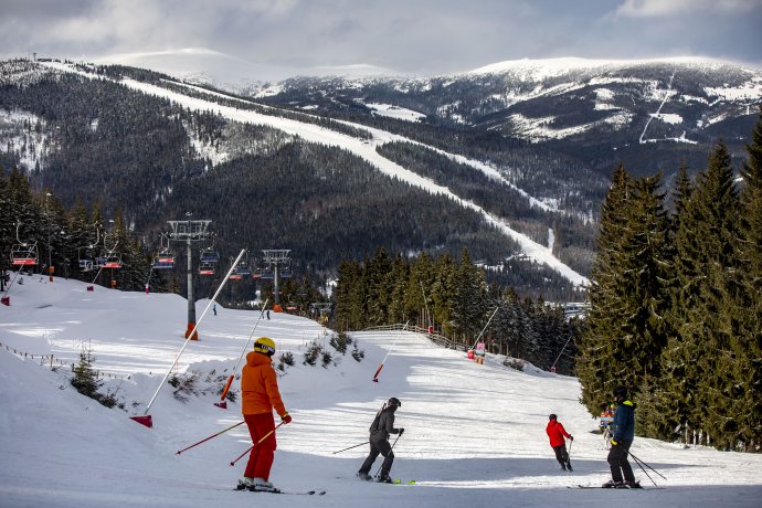 Školy řeší, zda kvůli vládním opatřením pořádat lyžařské kurzy. Ilustrační foto: Gabriel Kuchta, Deník N