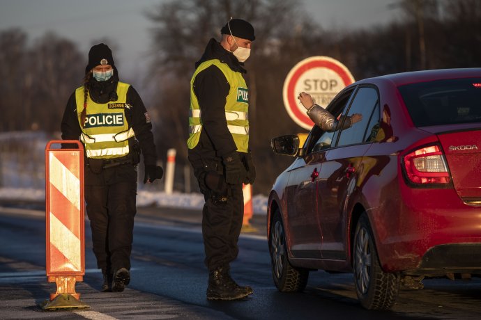 Policisté už třetí týden kontrolují dodržování zákazu cest mezi okresy. Jak je to ale s návratem z chalupy domů? Foto: Gabriel Kuchta, Deník N
