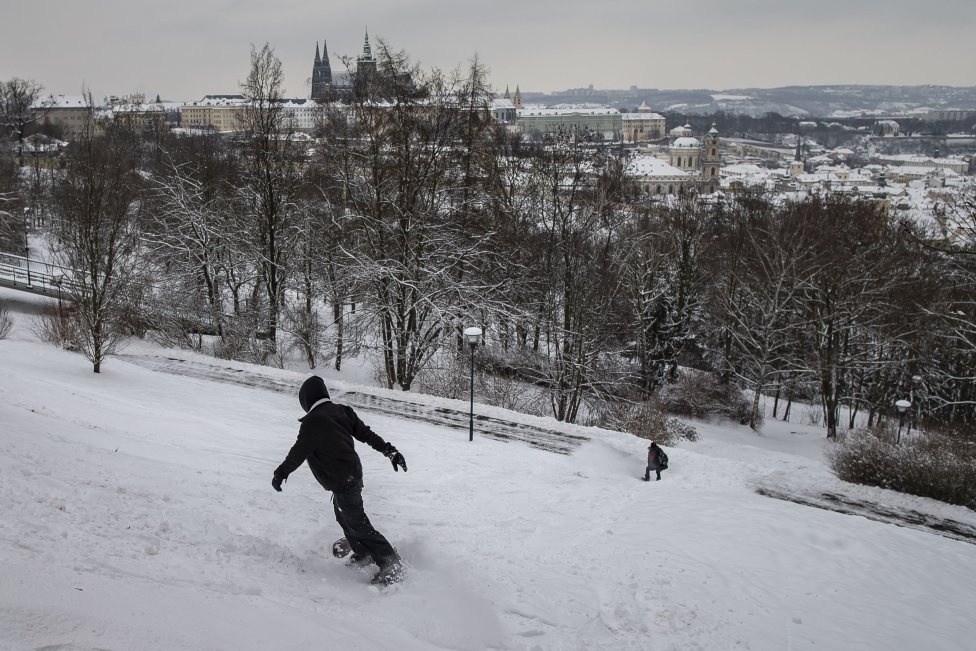 Rozjezd po nejprudší části Petřína a skok přes cestu dva ze tří snowboardistů ustáli. Třetí ne, ale nic vážného se mu nestalo. Foto: Gabriel Kuchta, Deník N