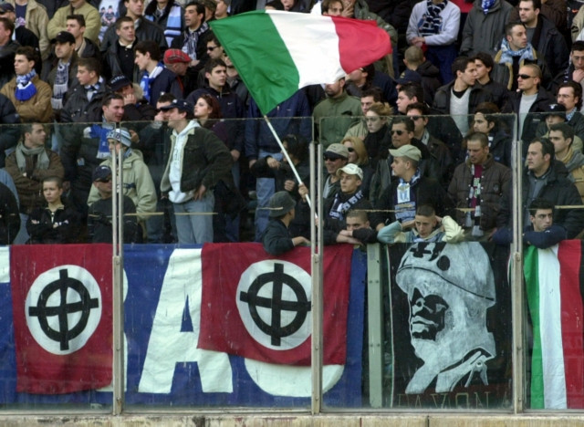 Fanoušci Lazia Řím si před rokem přinesli na stadion vlajky s takzvaným keltským křížem a portrét Benita Mussoliniho. Foto: ČTK / Massimo Sambucetti, AP