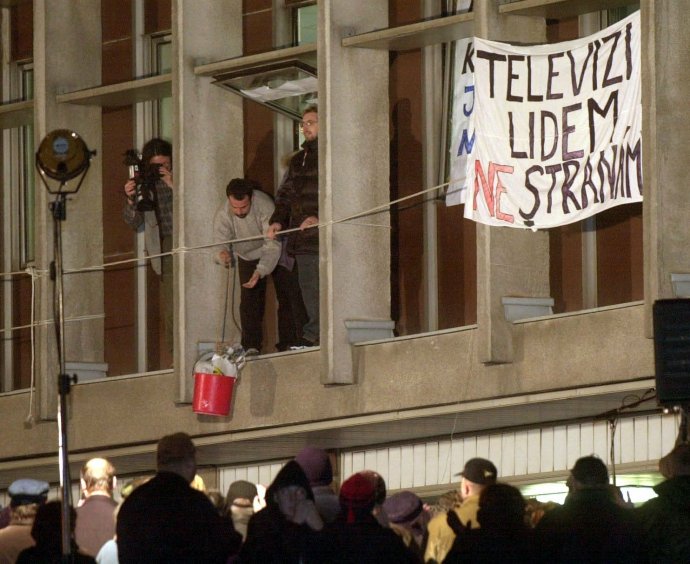 Leden 2001. Během okupační stávky nosili lidé pracovníkům České televize na Kavčí hory jídlo a další nezbytné věci. Foto: ČTK