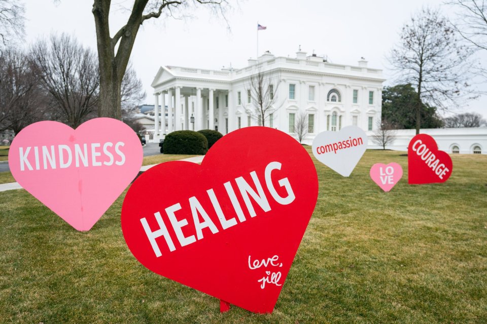 Srdce s nápisy jako „uzdravení“ nebo „laskavost“ jsou rozeseté po trávníku v okolí Bílého domu. Foto: Bílý dům