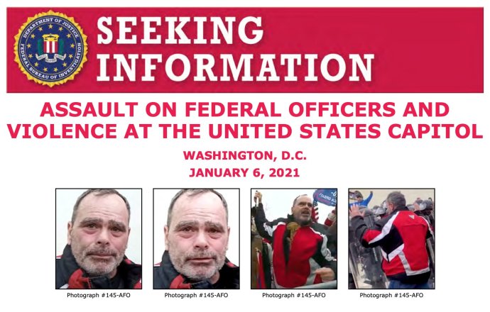 „Hledáme informaci o tomto muži, který zaútočil na policisty,“ vyzývá FBI na svém letáku. Foto: FBI