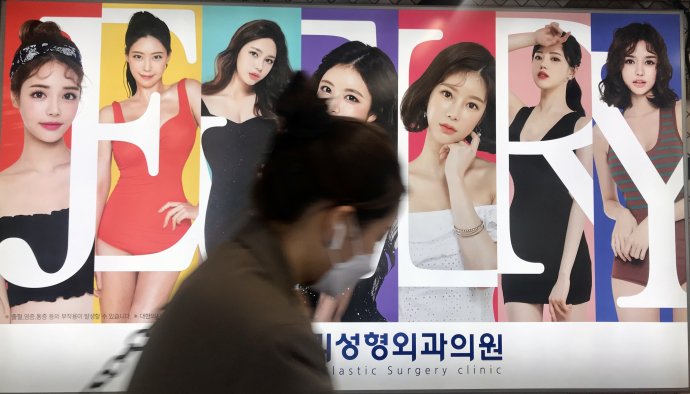 Reklama na kliniku specializující se na plastické operace v podchodu metra v soulské čtvrti Kangnam (Gangnam). V počtu plastických operací na hlavu je Soul světovou jedničkou. Foto: Markéta Balková