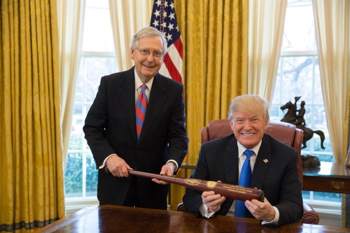Jedna z nemnoha společných fotografií lídra tehdy senátní většiny Mitche McConnella s prezidentem Trumpem v Bílém domě. V prosinci 2017 spolu chtěli „pálkovat“ (baseballovou pálkou) za americkou střední třídu. Foto: facebook.com/mitchmcconnell