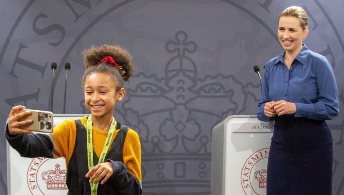 Emilia, mladá dánská novinářka z dětských novin Børneavisen, na tiskové konferenci premiérky Mette Frederiksenové. Foto: premiérčin facebookový profil, facebook.com/mettefrederiksen.dk