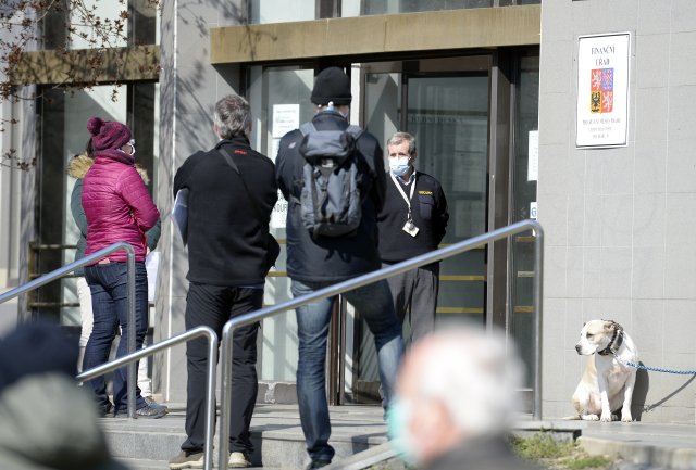 Lidé čekají před budovou finančního úřadu v Praze 10. FOTO: ČTK