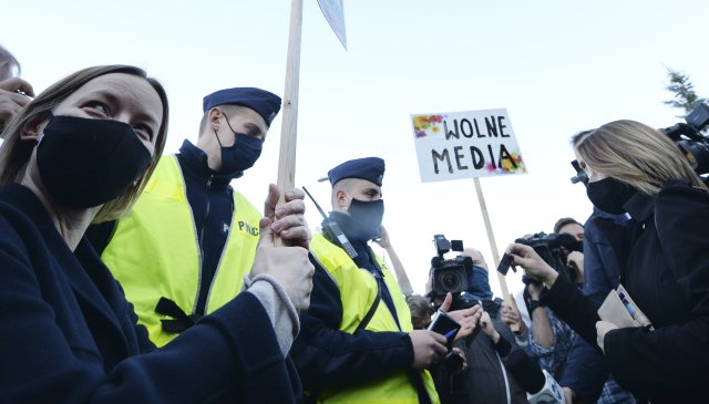 Svoboda médií je v Polsku téma, kvůli němuž se za vlády PiS opakovaně demonstruje. Ilustrační foto: ČTK/AP