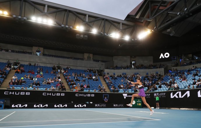 Petra Kvitová ve svém prvním zápase, omezené množství diváků v hledišti, ovšem bez roušek a až 30 000 lidí v areálu – začalo Australian Open 2021. Foto: Asanka Ratnayakeová, Reuters