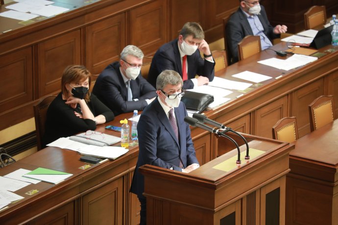 Premiér Andrej Babiš během jednání Sněmovny o prodloužení nouzového stavu. Foto: Ludvík Hradilek, Deník N