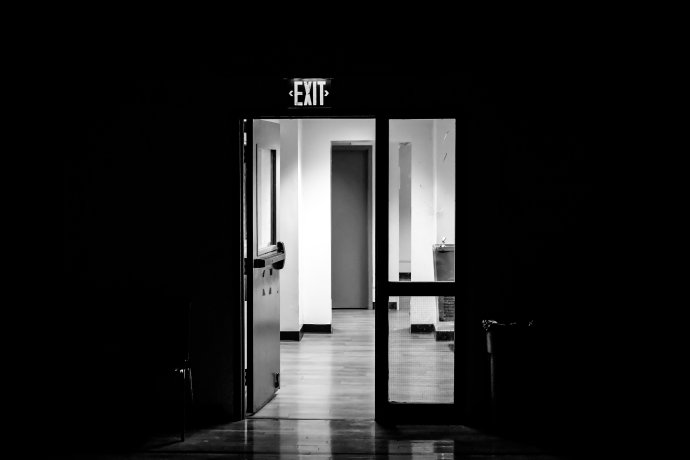 Cesta ven existuje. Dá se najít. Pak se ale musí projít. Photo by CDMA on Unsplash.