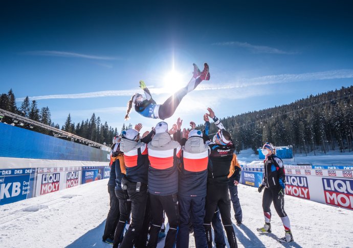 Celý český tým oslavil zlatou medaili Markéty Davidové na mistrovství světa ve vytrvalostním závodě. Foto: Český biatlon