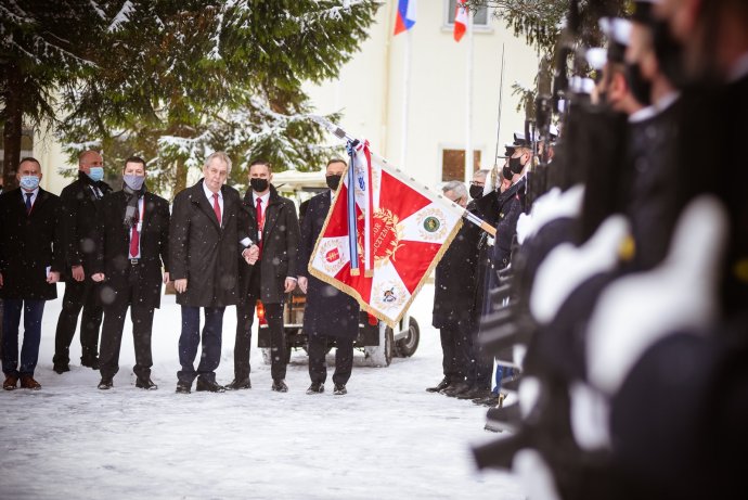 Prezident Miloš Zeman se svou ochrankou. Ilustrační foto: Hrad.cz