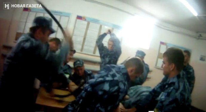Ruská Novaja gazeta zveřejnila a ruské sociální sítě šíří videa ukazující týrání vězňů v tamních trestaneckých koloniích. Zdroj: Novaja gazeta