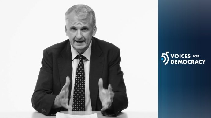 Amerického historika Timothy Snydera lze jen těžko podezírat z levicové úchylky. I on ale volá po obnově sociálního státu. Repro: Project 55 Voices for Democracy.