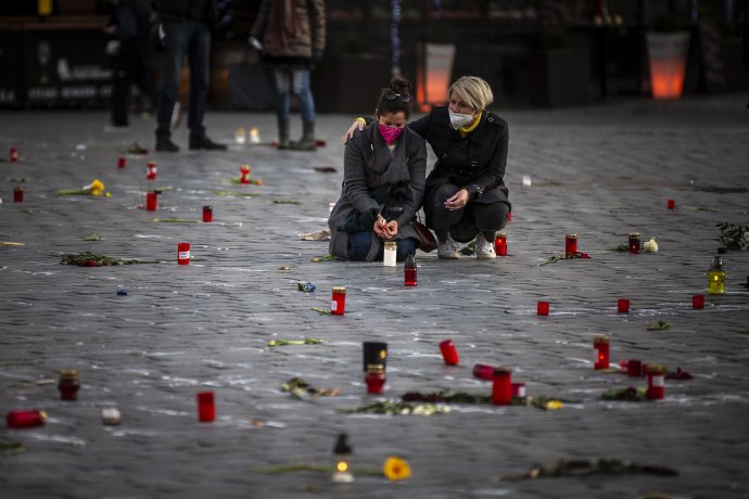 Na Staroměstském náměstí se symbolicky mísily emoce a nálady ve společnosti. Foto: Gabriel Kuchta, Deník N