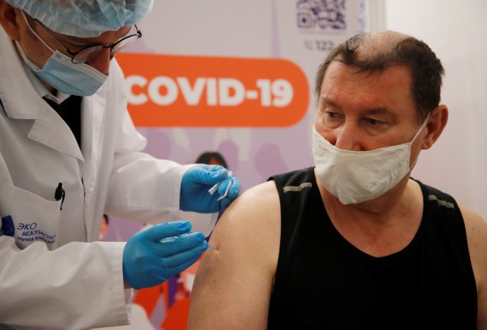Očkování vakcínou Sputnik V (Gam-COVID-Vac) v očkovacím centru v Petrohradu (únor 2021). Foto: Anton Vaganov, Reuters