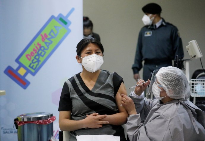 Bolivijská zdravotnice dostává pod nápisem „Dávka naděje“ v La Paz očkovací dávku ruského Sputniku. Foto: David Mercado, Reuters