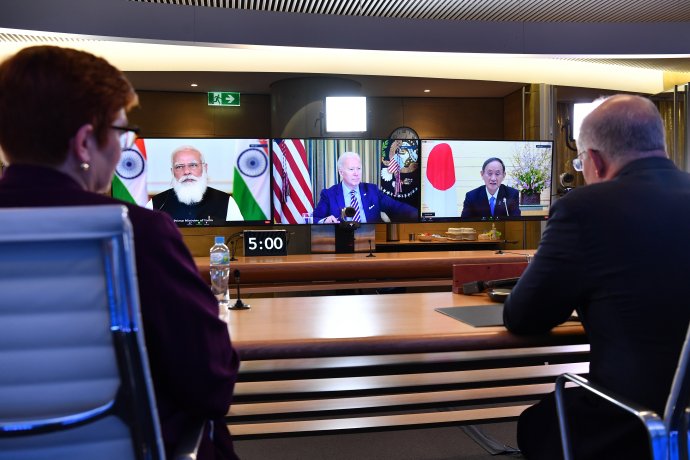 První summit bezpečnostní indopacifické aliance Quad v dějinách. A zároveň i první virtuální: australský premiér Scott Morrison sleduje na obrazovkách své protějšky z Indie (Naréndra Módí), USA (Joe Biden) a Japonska (Jošihide Suga). Foto: AAP via Reuters