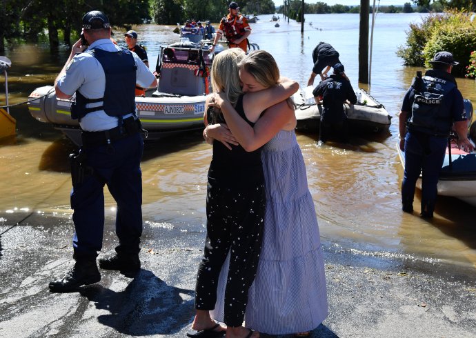 Di Smithová se objímá s dcerou po evakuaci ze svého domu ležícího severozápadně od Sydney. Tisíce lidí musely opustit své domovy a školy jsou zavřené. Foto: Dean Lewis, Reuters via AAP
