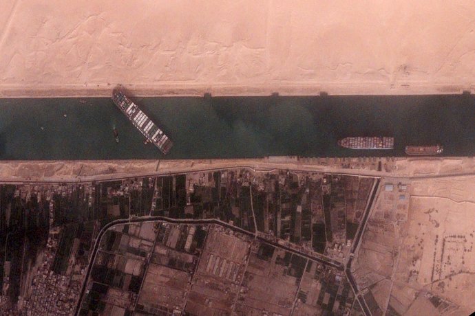 Klíčový Suezský průplav zablokovaný 400metrovou gigantickou kontejnerovou lodí Ever Given. Foto: BlackSky/Reuters