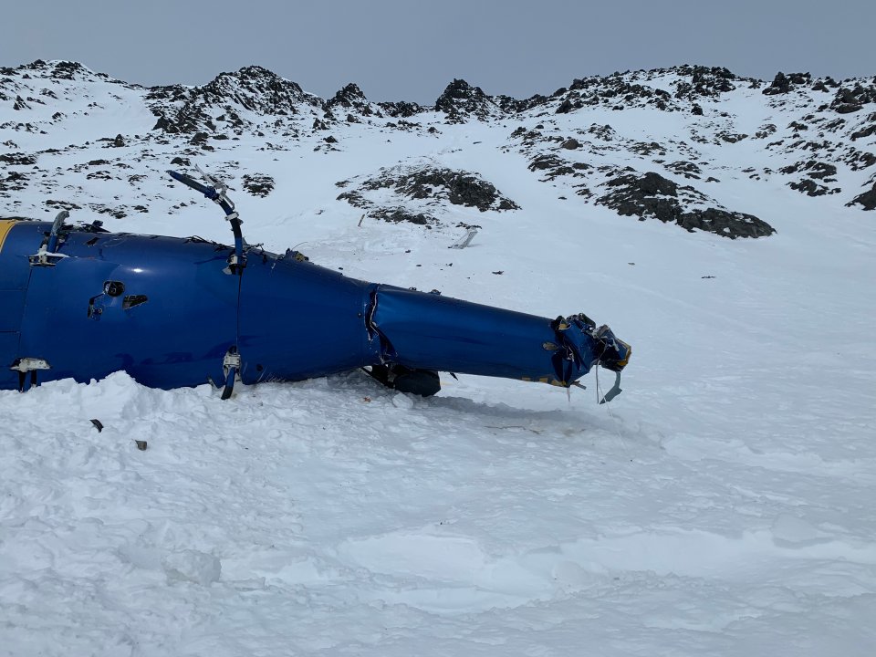 Havarovaný vrtulník, v němž zahynulo pět lidí včetně miliardáře Petra Kellnera. Foto: Alaska Mountain Rescue Group.