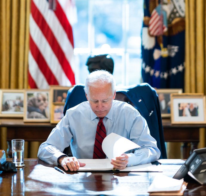 Vždy když do Bílého domu nastoupí nový prezident, změní zařízení Oválné pracovny. Foto: The White House, Adam Schultz