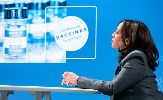 Viceprezidentka USA Kamala Harrisová během virtuální prohlídky komunitního očkovacího centra ve městě Glendale v Arizoně. S Joem Bidenem se zavázali očkovat milion lidí denně, tuto hranici překračují USA dvojnásobně. Foto: Adam Schultz, Flickr