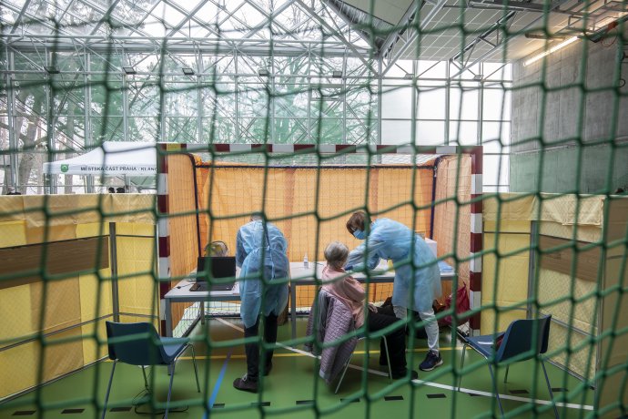 Vakcinace v očkovacím centru v Klánovicích. Foto: Gabriel Kuchta, Deník N